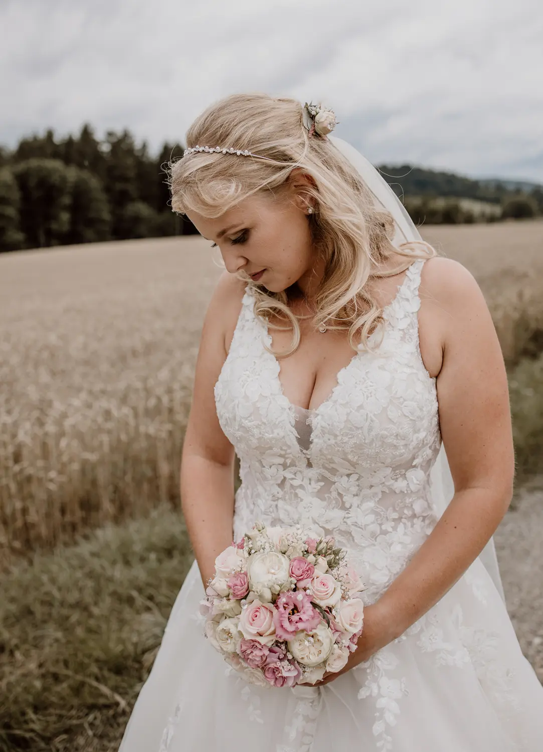 Fotografie Freiraum, Brautfotografie im freien Feld