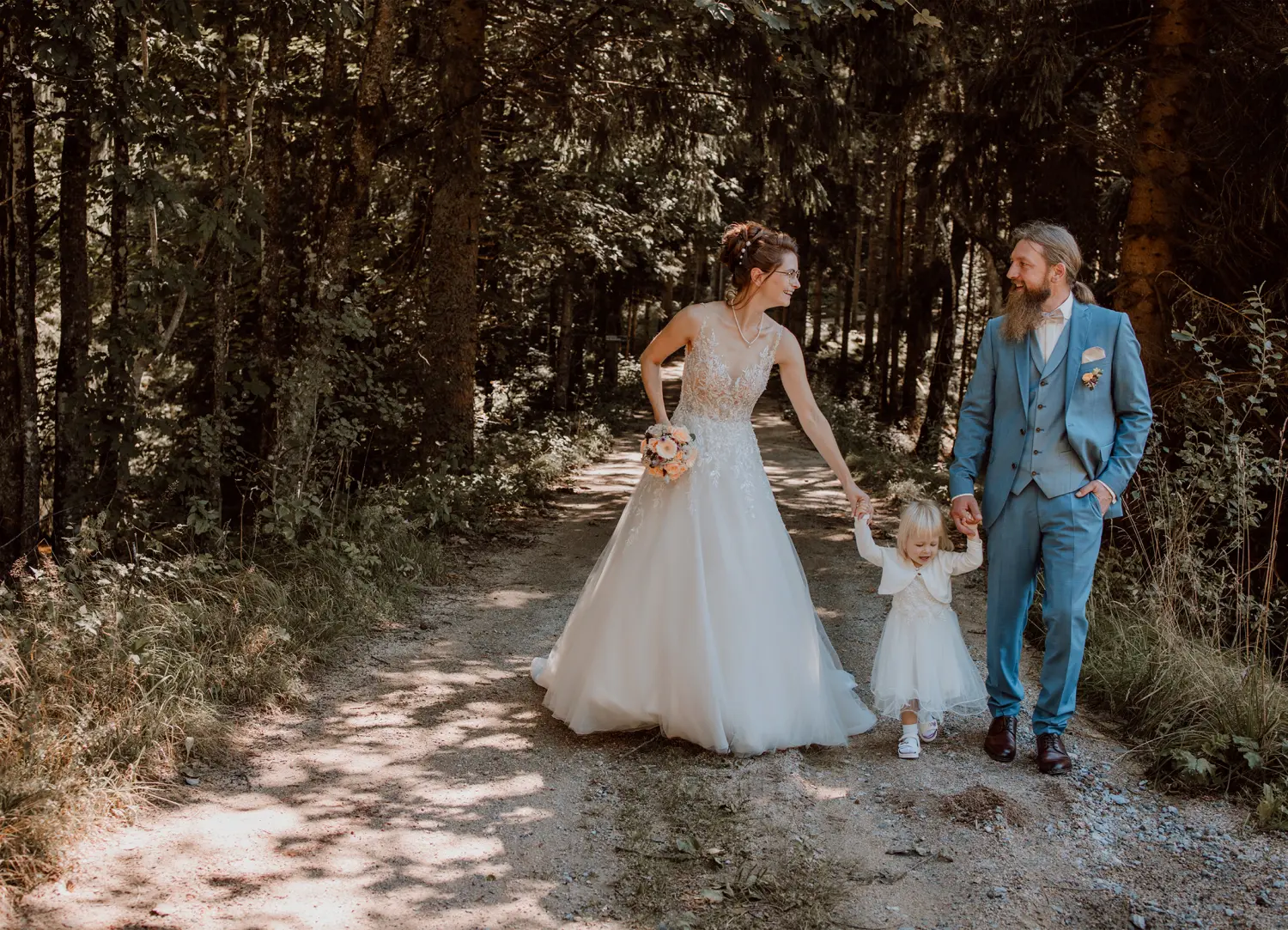 Fotografie Freiraum, Hochzeitspaar mit einem kleinen Mädchen Fotografie 