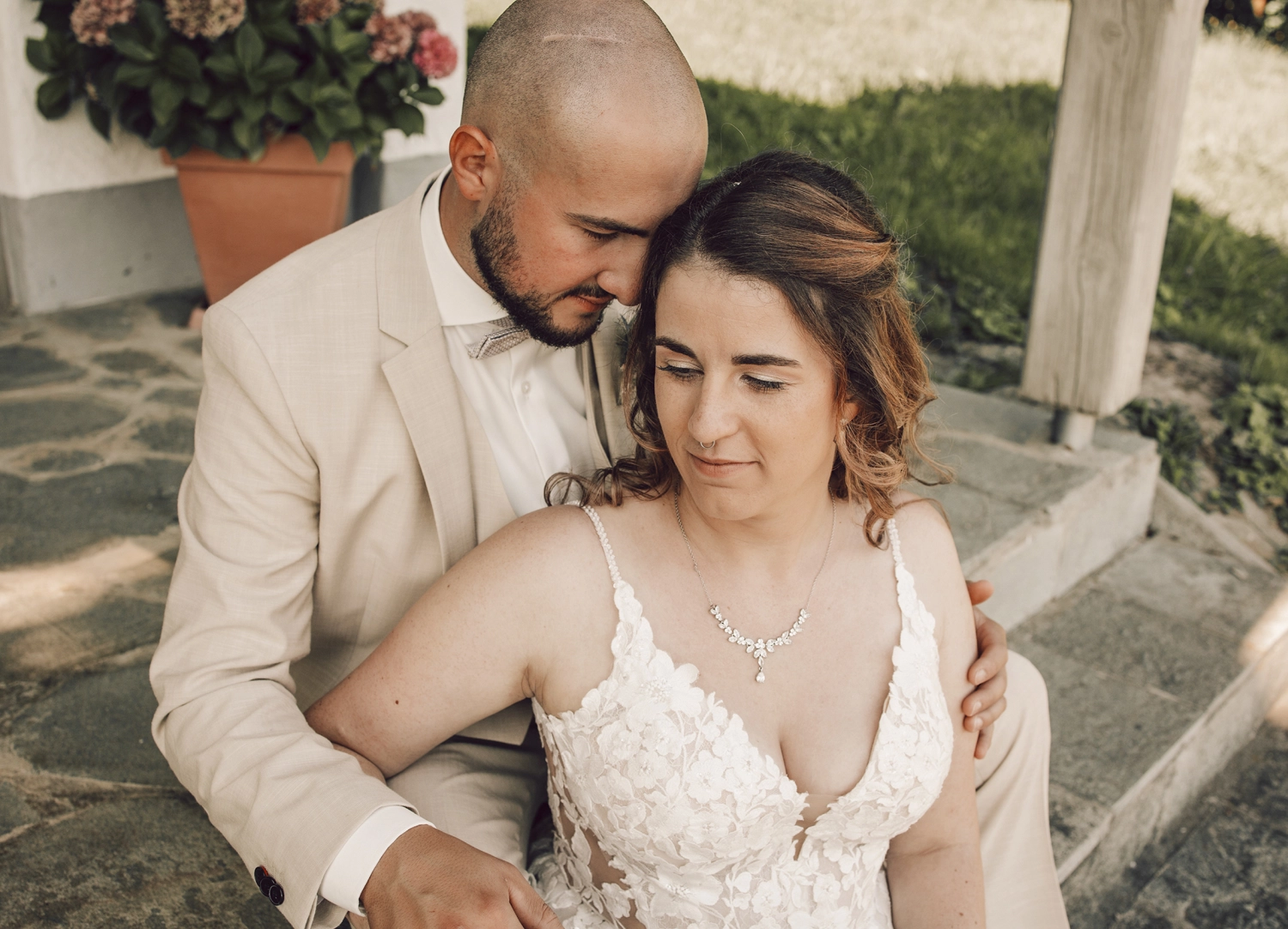 Fotografie Freiraum, Hochzeitsfotografie, Christina+Fabian, ein kleines Mädchen im weißen Kleid